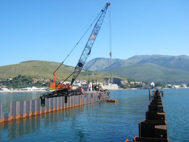 i mezzi di Cmc al lavoro nel Porto di Gaeta