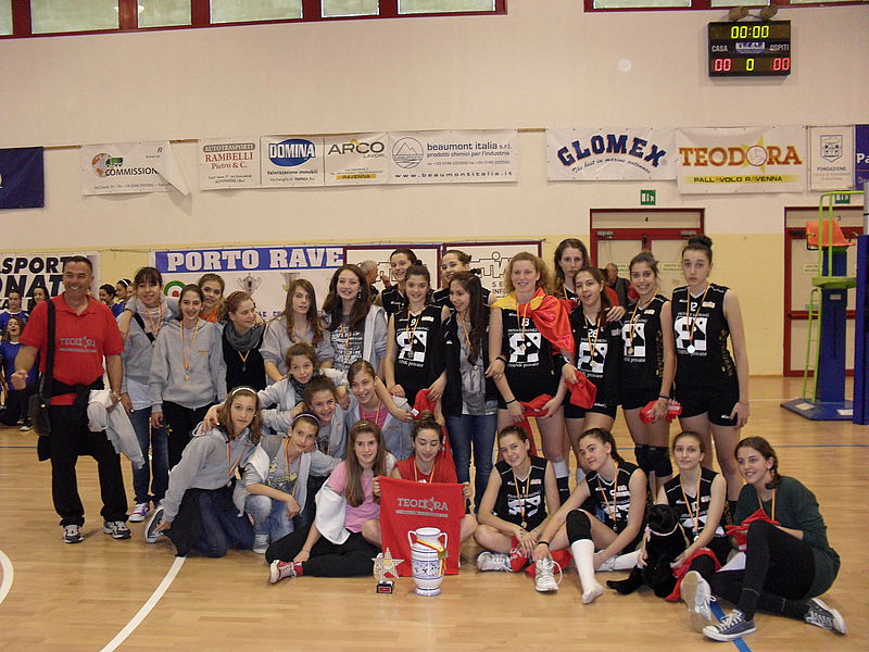 Le squadra della Teodora under 14 (in maglia nera) e under 13 (in maglia grigia)