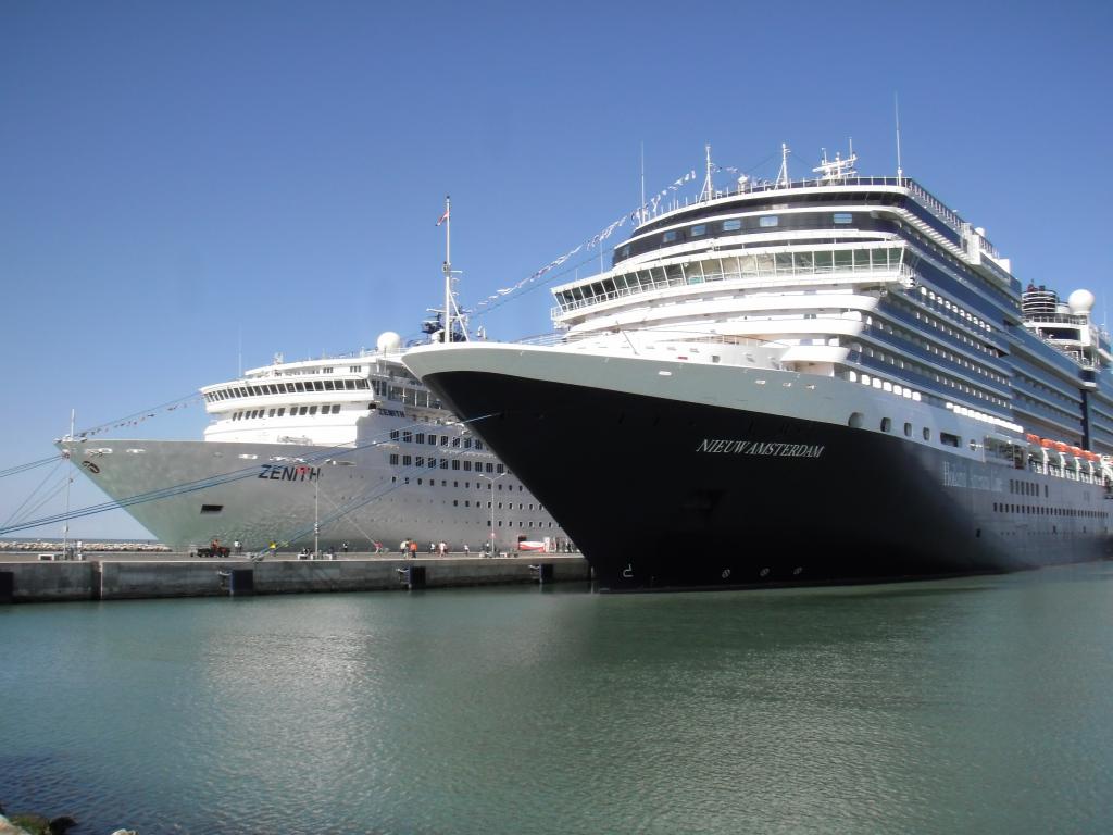 la Zenith e la Nieuw Asterdam al Terminal Crociere