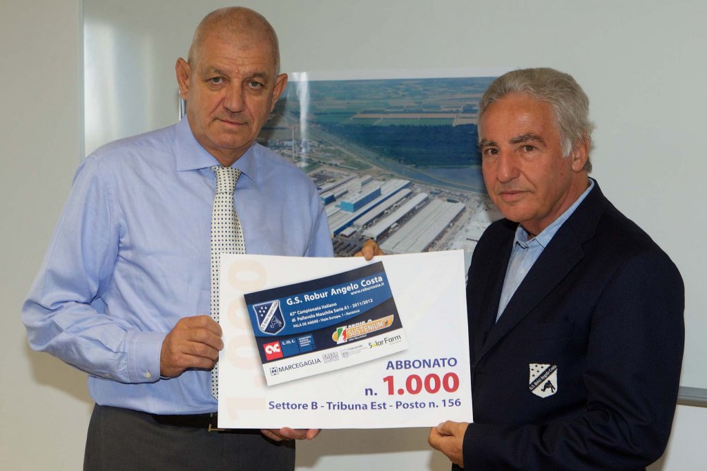 Plinio Fiorini, direttore generale dello stabilimento di Ravenna della Marcegaglia, ritira il millesimo abbonamento