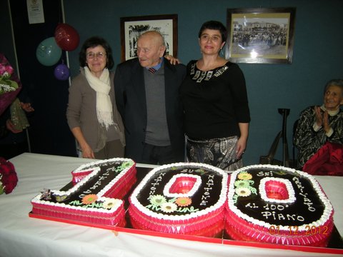 la grande torta preparata per l'occasione