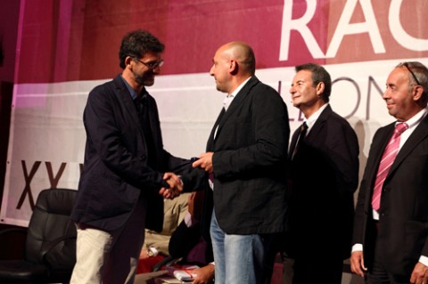 l'ing. Paglini consegna il premio