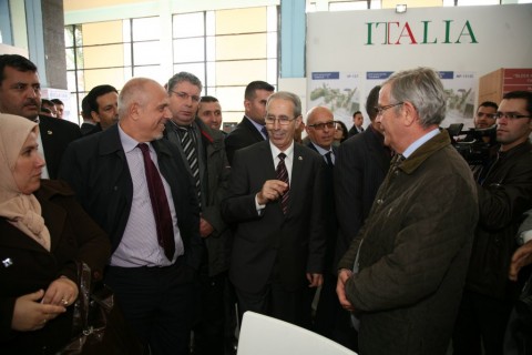 Da destra in senso antiorario: Giuseppe Canini; l'Ambasciatore d'Italia in Algeria, dr. Michele Giacomelli; il Ministro dei Lavori Pubblici, Farouk Chiali; il direttore dell'ICE di Algeri, dr. Giuseppe Agostinacchio.