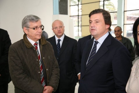 Giuseppe Canini, responsabile dell'ufficio CMC di Algeri, e Carlo Calenda, Vice Ministro del Ministero dello Sviluppo Economico, in visita allo stand di CMC