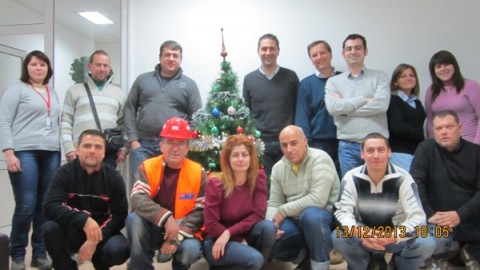 Da sinistra, in piedi: Antoaneta Genova, Atanas Tsenov, Petar Petrov, Salvatore Burgio, Carlo Finotti, Gjergji Eqimi, Valeria Popova, Yana Kozalieva, Mitko Harsev, Dimitar Lozanov, Ani Sahakyan, Mitko Kyurkchiev, Rosen Sheren, Gianluca Secondi.