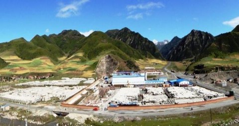 Cantierizzazione al lato Outlet: saltano subito all’occhio l’enorme quantità di conci destinati alla TBM Wirth. Realizzati da China Railway, per la maggior parte hanno come destino l’essere frantumati o destinati ad altro impiego. Al lato Outlet hanno sede anche l’industria di prefabbricazione per i conci della TBM NFM, trasportati quotidianamente al lato Inlet, e gli uffici. Cantierizzazione al lato Outlet: saltano subito all’occhio l’enorme quantità di conci destinati alla TBM Wirth. Realizzati da China Railway, per la maggior parte hanno come destino l’essere frantumati o destinati ad altro impiego. Al lato Outlet hanno sede anche l’industria di prefabbricazione per i conci della TBM NFM, trasportati quotidianamente al lato Inlet, e gli uffici.